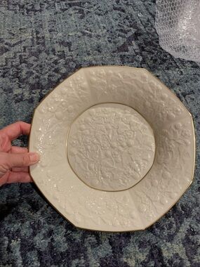 Lenox textured strawberry vine pattern w 24k gold trim ivory 10” shallow bowl